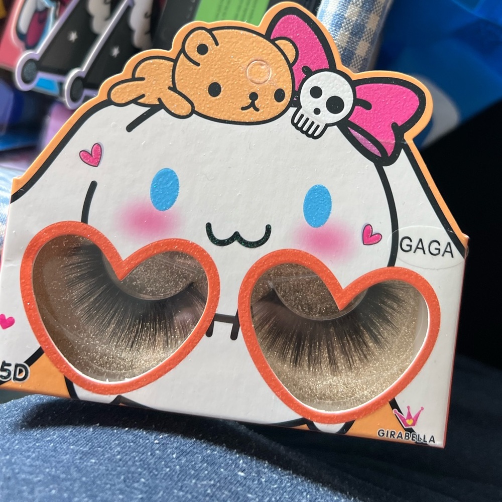 Lashes - Picture 7 of 10